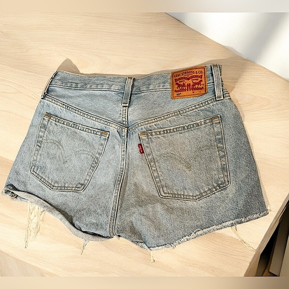 Vintage Levi's Women's blue Denim distressed Shorts W28 - Picture 1 of 6